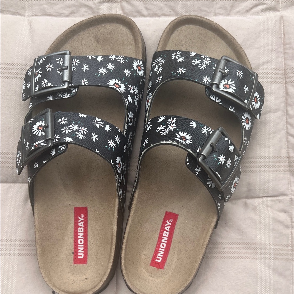 UNIONBAY Women's Black and White Floral Sandals